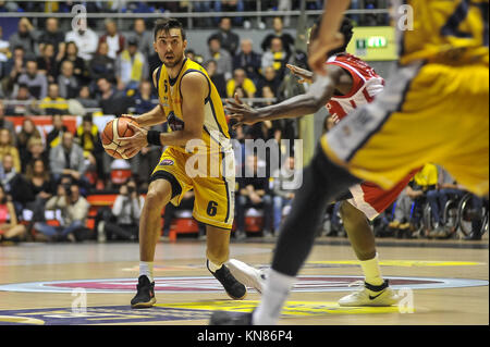 Turin, Italien. 10 Dez, 2017. Aleksander Vujacic (Fiat Auxilium Torino) während der CAMPIONATO WARENKORB SERIE A 2017/18 basketball Match zwischen FIAT AUXILIUM TORINO VS OLIMPIA MILANO an PalaRuffini am 10. Dezember, in Turin, Italien 2017. Quelle: FABIO UDINE/Alamy leben Nachrichten Stockfoto