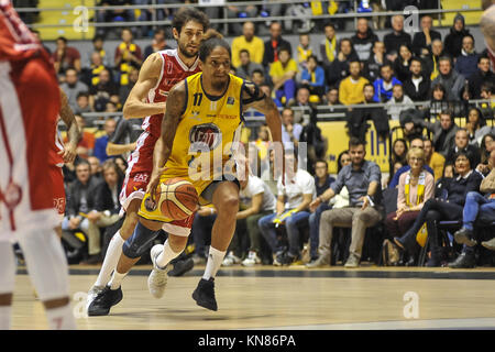 Turin, Italien. 10 Dez, 2017. Deron Washington (Fiat Auxilium Torino) während der CAMPIONATO WARENKORB SERIE A 2017/18 basketball Match zwischen FIAT AUXILIUM TORINO VS OLIMPIA MILANO an PalaRuffini am 10. Dezember, in Turin, Italien 2017. Quelle: FABIO UDINE/Alamy leben Nachrichten Stockfoto