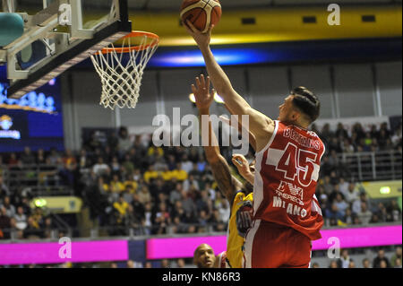 Turin, Italien. 10 Dez, 2017. Dairis Olimipia Bertans (Milano) während der CAMPIONATO WARENKORB SERIE A 2017/18 basketball Match zwischen FIAT AUXILIUM TORINO VS OLIMPIA MILANO an PalaRuffini am 10 Dezember, 2017 in Turin, Italien. Quelle: FABIO UDINE/Alamy leben Nachrichten Stockfoto