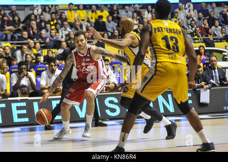 Turin, Italien. 10 Dez, 2017. Jordan Theodore (Olimipia Milano) während der CAMPIONATO WARENKORB SERIE A 2017/18 basketball Match zwischen FIAT AUXILIUM TORINO VS OLIMPIA MILANO an PalaRuffini am 10. Dezember, in Turin, Italien 2017. Quelle: FABIO UDINE/Alamy leben Nachrichten Stockfoto