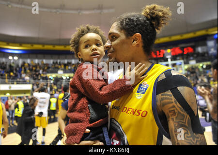 Turin, Italien. 10 Dez, 2017. Deron Washington (Fiat Auxilium Torino) während der CAMPIONATO WARENKORB SERIE A 2017/18 basketball Match zwischen FIAT AUXILIUM TORINO VS OLIMPIA MILANO an PalaRuffini am 10. Dezember, in Turin, Italien 2017. Quelle: FABIO UDINE/Alamy leben Nachrichten Stockfoto