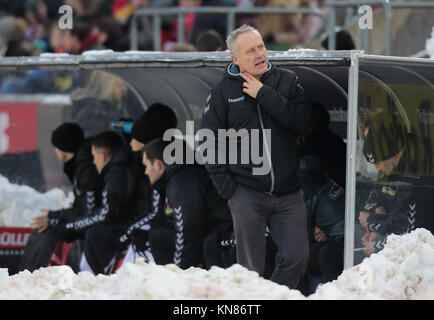 Koeln, Deutschland. 10 Dez, 2017. Köln, Deutschland, 10. Dezember 2017, Bundesliga Spieltag 15, 1. FC Koeln vs SC Freiburg: Manager Christian Streich (Freiburg). Credit: Jürgen Schwarz/Alamy leben Nachrichten Stockfoto