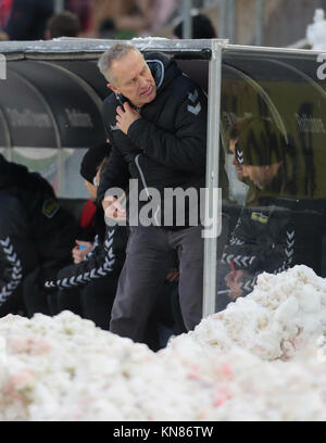 Koeln, Deutschland. 10 Dez, 2017. Köln, Deutschland, 10. Dezember 2017, Bundesliga Spieltag 15, 1. FC Koeln vs SC Freiburg: Manager Christian Streich (Freiburg). Credit: Jürgen Schwarz/Alamy leben Nachrichten Stockfoto