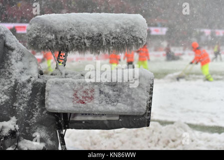 Koeln, Deutschland. 10 Dez, 2017. Köln, Deutschland, 10. Dezember 2017, Bundesliga Spieltag 15, 1. FC Koeln vs SC Freiburg: eine tv-Kamera ist mit Schnee bedeckt. Credit: Jürgen Schwarz/Alamy leben Nachrichten Stockfoto