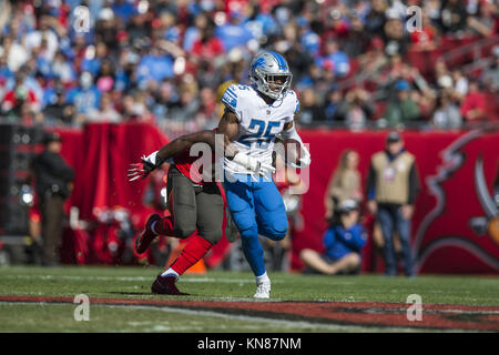 Tampa, Florida, USA. 10 Dez, 2017. Detroit Lions zurück läuft, Theo Riddick (25) trägt die Kugel für einen ersten Abstieg im ersten Quartal gegen die Tampa Bay Buccaneers am Sonntag, Dezember 10, 2017 Raymond James Stadion in Tampa, Florida. Credit: Travis Pendergrass/ZUMA Draht/Alamy leben Nachrichten Stockfoto
