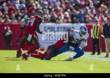 Tampa, Florida, USA. 10 Dez, 2017. Detroit Lions zurück läuft, Theo Riddick (25) erhält den Ball und wird von Tampa Bay Buccaneers außerhalb linebacker Devante Bond (59) während des Spiels am Sonntag, Dezember 10, 2017 Raymond James Stadion in Tampa, Florida in Angriff genommen. Credit: Travis Pendergrass/ZUMA Draht/Alamy leben Nachrichten Stockfoto
