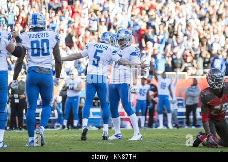 Tampa, Florida, USA. 10 Dez, 2017. Detroit Lions Kicker mattes Prater (5) feiert mit börsenspekulant Sam Martin (6) nachdem die gewinnenden Feld Ziel im vierten Quartal gegen die Tampa Bay Buccaneers am Sonntag, Dezember 10, 2017 Raymond James Stadion in Tampa, Florida. Credit: Travis Pendergrass/ZUMA Draht/Alamy leben Nachrichten Stockfoto