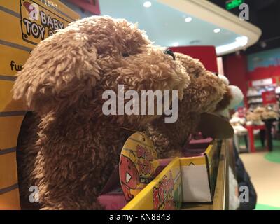 Beijin, Beijin, China. 9 Dez, 2017. Peking, China - 9. Dezember 2017: (redaktionelle Verwendung. CHINA) Die hamleys Toy Store öffnet in Peking, zieht viele Kinder. Hamleys ist die älteste und größte Toy Shop in der Welt und eine der weltweit bekanntesten Einzelhändler von Spielzeug. Von William Hamley als "Noahs Arche" in High Holborn, London, gegründet im Jahre 1760, zog es nach seinen aktuellen Standort an der Regent Street im Jahre 1881. Diese Flagship Store ist über 7 Etagen, mit mehr als 50.000 Zeilen von Spielzeug zum Verkauf eingestellt. Credit: ZUMA Press, Inc./Alamy leben Nachrichten Stockfoto