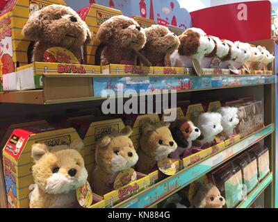 Beijin, Beijin, China. 9 Dez, 2017. Peking, China - 9. Dezember 2017: (redaktionelle Verwendung. CHINA) Die hamleys Toy Store öffnet in Peking, zieht viele Kinder. Hamleys ist die älteste und größte Toy Shop in der Welt und eine der weltweit bekanntesten Einzelhändler von Spielzeug. Von William Hamley als "Noahs Arche" in High Holborn, London, gegründet im Jahre 1760, zog es nach seinen aktuellen Standort an der Regent Street im Jahre 1881. Diese Flagship Store ist über 7 Etagen, mit mehr als 50.000 Zeilen von Spielzeug zum Verkauf eingestellt. Credit: ZUMA Press, Inc./Alamy leben Nachrichten Stockfoto