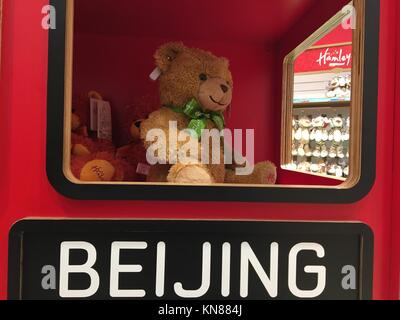 Beijin, Beijin, China. 9 Dez, 2017. Peking, China - 9. Dezember 2017: (redaktionelle Verwendung. CHINA) Die hamleys Toy Store öffnet in Peking, zieht viele Kinder. Hamleys ist die älteste und größte Toy Shop in der Welt und eine der weltweit bekanntesten Einzelhändler von Spielzeug. Von William Hamley als "Noahs Arche" in High Holborn, London, gegründet im Jahre 1760, zog es nach seinen aktuellen Standort an der Regent Street im Jahre 1881. Diese Flagship Store ist über 7 Etagen, mit mehr als 50.000 Zeilen von Spielzeug zum Verkauf eingestellt. Credit: ZUMA Press, Inc./Alamy leben Nachrichten Stockfoto