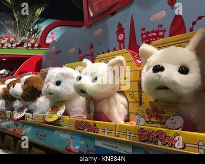 Beijin, Beijin, China. 9 Dez, 2017. Peking, China - 9. Dezember 2017: (redaktionelle Verwendung. CHINA) Die hamleys Toy Store öffnet in Peking, zieht viele Kinder. Hamleys ist die älteste und größte Toy Shop in der Welt und eine der weltweit bekanntesten Einzelhändler von Spielzeug. Von William Hamley als "Noahs Arche" in High Holborn, London, gegründet im Jahre 1760, zog es nach seinen aktuellen Standort an der Regent Street im Jahre 1881. Diese Flagship Store ist über 7 Etagen, mit mehr als 50.000 Zeilen von Spielzeug zum Verkauf eingestellt. Credit: ZUMA Press, Inc./Alamy leben Nachrichten Stockfoto