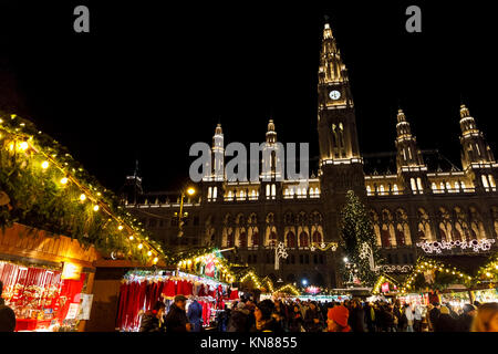 Wien, Österreich, 10. Dezember 2017. Traditionelle festliche Jahreszeit Wiener Weihnachtsmarkt im Stadtpark (Christkindlmarkt am Rathausplatz, Wiener Christkindlmarkt), der größten weihnachtlichen Markt in Wien, befindet sich das Neue Rathaus (Neues Rathaus) im Museum im Zentrum von Wien (Innere Stadt). Neues Rathaus im Hintergrund beleuchtet. Credit: Graham Prentice/Alamy Leben Nachrichten. Stockfoto