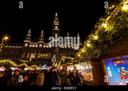 Wien, Österreich, 10. Dezember 2017. Traditionelle festliche Jahreszeit Wiener Weihnachtsmarkt im Stadtpark (Christkindlmarkt am Rathausplatz, Wiener Christkindlmarkt), der größten weihnachtlichen Markt in Wien, befindet sich das Neue Rathaus (Neues Rathaus) im Museum im Zentrum von Wien (Innere Stadt). Neues Rathaus im Hintergrund beleuchtet. Credit: Graham Prentice/Alamy Leben Nachrichten. Stockfoto