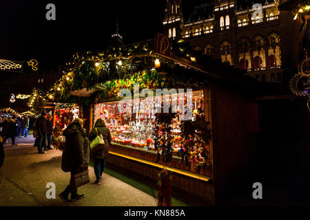 Wien, Österreich, 10. Dezember 2017. Traditionelle festliche Jahreszeit Wiener Weihnachtsmarkt im Stadtpark (Christkindlmarkt am Rathausplatz, Wiener Christkindlmarkt), der größten weihnachtlichen Markt in Wien, befindet sich das Neue Rathaus (Neues Rathaus) im Museum im Zentrum von Wien (Innere Stadt). Credit: Graham Prentice/Alamy Leben Nachrichten. Stockfoto