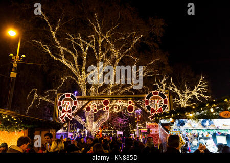 Wien, Österreich, 10. Dezember 2017. Beleuchtete Baum in der traditionellen festlichen Jahreszeit Wiener Weihnachtsmarkt im Stadtpark (Christkindlmarkt am Rathausplatz, Wiener Christkindlmarkt), der größten weihnachtlichen Markt in Wien, befindet sich das Neue Rathaus (Neues Rathaus) im Museum im Zentrum von Wien (Innere Stadt). Credit: Graham Prentice/Alamy Leben Nachrichten. Stockfoto