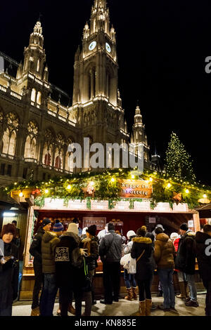 Wien, Österreich, 10. Dezember 2017. Suppe und Garküche in der traditionellen festlichen Jahreszeit Wiener Weihnachtsmarkt im Stadtpark (Christkindlmarkt am Rathausplatz, Wiener Christkindlmarkt), der größten weihnachtlichen Markt in Wien, befindet sich das Neue Rathaus (Neues Rathaus) im Museum im Zentrum von Wien (Innere Stadt). Neues Rathaus im Hintergrund beleuchtet. Credit: Graham Prentice/Alamy Leben Nachrichten. Stockfoto