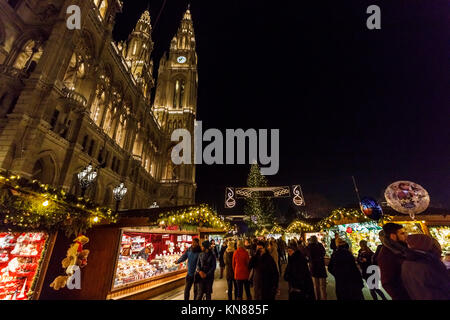 Wien, Österreich, 10. Dezember 2017. Traditionelle festliche Jahreszeit Wiener Weihnachtsmarkt im Stadtpark (Christkindlmarkt am Rathausplatz, Wiener Christkindlmarkt), der größten weihnachtlichen Markt in Wien, befindet sich das Neue Rathaus (Neues Rathaus) im Museum im Zentrum von Wien (Innere Stadt). Neues Rathaus im Hintergrund beleuchtet. Credit: Graham Prentice/Alamy Leben Nachrichten. Stockfoto