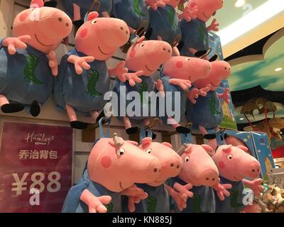 Beijin, Beijin, China. 9 Dez, 2017. Peking, China - 9. Dezember 2017: (redaktionelle Verwendung. CHINA) Die hamleys Toy Store öffnet in Peking, zieht viele Kinder. Hamleys ist die älteste und größte Toy Shop in der Welt und eine der weltweit bekanntesten Einzelhändler von Spielzeug. Von William Hamley als "Noahs Arche" in High Holborn, London, gegründet im Jahre 1760, zog es nach seinen aktuellen Standort an der Regent Street im Jahre 1881. Diese Flagship Store ist über 7 Etagen, mit mehr als 50.000 Zeilen von Spielzeug zum Verkauf eingestellt. Credit: ZUMA Press, Inc./Alamy leben Nachrichten Stockfoto