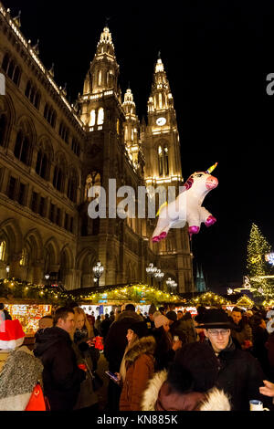 Wien, Österreich, 10. Dezember 2017. Traditionelle festliche Jahreszeit Wiener Weihnachtsmarkt im Stadtpark (Christkindlmarkt am Rathausplatz, Wiener Christkindlmarkt), der größten weihnachtlichen Markt in Wien, befindet sich das Neue Rathaus (Neues Rathaus) im Museum im Zentrum von Wien (Innere Stadt). Neues Rathaus im Hintergrund beleuchtet. Credit: Graham Prentice/Alamy Leben Nachrichten. Stockfoto