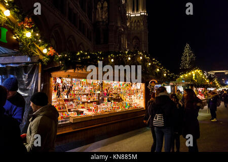 Wien, Österreich, 10. Dezember 2017. Traditionelle festliche Jahreszeit Wiener Weihnachtsmarkt im Stadtpark (Christkindlmarkt am Rathausplatz, Wiener Christkindlmarkt), der größten weihnachtlichen Markt in Wien, befindet sich das Neue Rathaus (Neues Rathaus) im Museum im Zentrum von Wien (Innere Stadt). Credit: Graham Prentice/Alamy Leben Nachrichten. Stockfoto