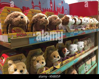 Beijin, Beijin, China. 9 Dez, 2017. Peking, China - 9. Dezember 2017: (redaktionelle Verwendung. CHINA) Die hamleys Toy Store öffnet in Peking, zieht viele Kinder. Hamleys ist die älteste und größte Toy Shop in der Welt und eine der weltweit bekanntesten Einzelhändler von Spielzeug. Von William Hamley als "Noahs Arche" in High Holborn, London, gegründet im Jahre 1760, zog es nach seinen aktuellen Standort an der Regent Street im Jahre 1881. Diese Flagship Store ist über 7 Etagen, mit mehr als 50.000 Zeilen von Spielzeug zum Verkauf eingestellt. Credit: ZUMA Press, Inc./Alamy leben Nachrichten Stockfoto