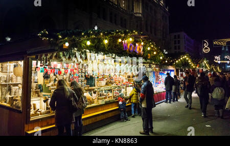 Wien, Österreich, 10. Dezember 2017. Traditionelle festliche Jahreszeit Wiener Weihnachtsmarkt im Stadtpark (Christkindlmarkt am Rathausplatz, Wiener Christkindlmarkt), der größten weihnachtlichen Markt in Wien, befindet sich das Neue Rathaus (Neues Rathaus) im Museum im Zentrum von Wien (Innere Stadt). Credit: Graham Prentice/Alamy Leben Nachrichten. Stockfoto