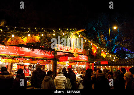 Wien, Österreich, 10. Dezember 2017. Garküche Verkauf von verschiedenen Arten von Wurst (Wurst) und andere Leckereien in der traditionellen festlichen Jahreszeit Wiener Weihnachtsmarkt im Stadtpark (Christkindlmarkt am Rathausplatz, Wiener Christkindlmarkt), der größten weihnachtlichen Markt in Wien, befindet sich das Neue Rathaus (Neues Rathaus) im Museum im Zentrum von Wien (Innere Stadt). Credit: Graham Prentice/Alamy Leben Nachrichten. Stockfoto