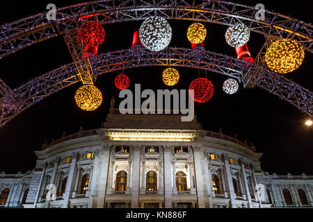 Wien, Österreich, 10. Dezember 2017. Das Burgtheater, umrahmt von der beleuchteten Eingang Bestandteil der traditionellen festlichen Jahreszeit Wiener Weihnachtsmarkt im Stadtpark (Christkindlmarkt am Rathausplatz, Wiener Christkindlmarkt), der größten weihnachtlichen Markt in Wien, befindet sich das Neue Rathaus (Neues Rathaus) im Museum im Zentrum von Wien (Innere Stadt). Credit: Graham Prentice/Alamy Leben Nachrichten. Stockfoto