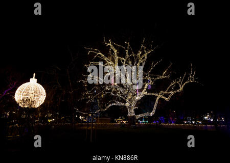 Wien, Österreich, 10. Dezember 2017. Giant Weihnachten Dekoration und Baum beleuchtet in der traditionellen festlichen Jahreszeit Wiener Weihnachtsmarkt im Stadtpark (Christkindlmarkt am Rathausplatz, Wiener Christkindlmarkt), der größten weihnachtlichen Markt in Wien, befindet sich das Neue Rathaus (Neues Rathaus) im Museum im Zentrum von Wien (Innere Stadt). Credit: Graham Prentice/Alamy Leben Nachrichten. Stockfoto