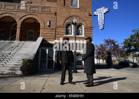 Birminham, Alabama, USA. 10 Dez, 2017. Zwei Mitglieder des Historischen 16th Street Baptist Church in Birmingham, Alabama''", die von der KKK 1963 bombardiert wurde, tötete vier schwarze Mädchen''""" Debatte der beiden Kandidaten für die US-Senat am Sonntag. Herr Casey, (links), sagte, er unterstützt die republikanischen Plattform von Roy Moore, während die anderen Mitgliedstaaten, sank, seinen Namen zu geben, sagte Er ist der Demokrat Doug Jones, die eine der Bomber in der berüchtigten Zivilrechtära Fall strafrechtlich verfolgt. Credit: Miguel Juarez Lugo/ZUMA Draht/Alamy leben Nachrichten Stockfoto
