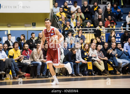 Dairis Bertans (Olimpia Milano) während der Serie A Basketball Match: Fiat Torino Auxilium vs Olimpia Milano. Fiat Torino Auxilium gewann 71-59 an Palaruffini in Turin, 10. Dezember 2017 Italien Stockfoto