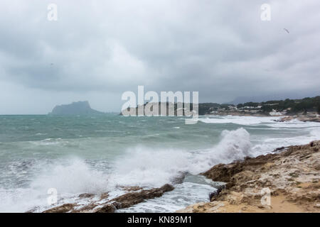 Moraira, Costa Blanca, Spanien, 11. Dezember 2017. Hohe See und starke Winde vom Sturm Ana stürzen den Strand und über die Felsen in Moraira Stockfoto