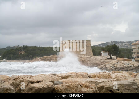 Moraira, Costa Blanca, Spanien, 11. Dezember 2017. Hohe See und starke Winde vom Sturm Ana stürzen den Strand und über die Felsen in Moraira Stockfoto