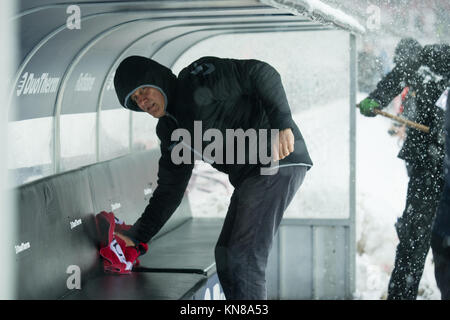 Koeln, Deutschland. 10 Dez, 2017. Trainer Christian Streich (FR) macht die Trainerbank sauber, Schnee, Schneetreiben, Fussball 1. Bundesliga, 15. Spieltag, 1.FC Köln (K) - SC Freiburg (FR), am 10.12.2017 in Köln/Deutschland. | Verwendung der weltweiten Kredit: dpa/Alamy leben Nachrichten Stockfoto