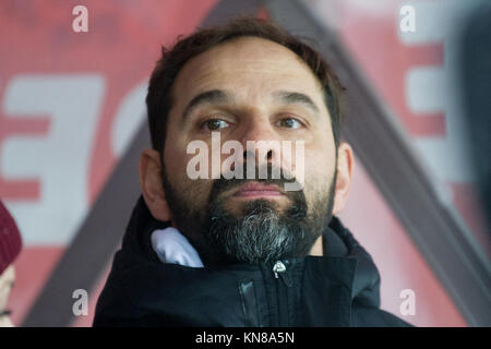 Koeln, Deutschland. 10 Dez, 2017. Trainer Stefan Ruthenbeck (K) ist angespannt, Anspannung, Fussball 1. Bundesliga, 15. Spieltag, 1.FC Köln (K) - SC Freiburg (FR) 3:4, am 10.12.2017 in Köln/Deutschland. | Verwendung der weltweiten Kredit: dpa/Alamy leben Nachrichten Stockfoto