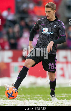 Koeln, Deutschland. 10 Dez, 2017. Nils PETERSEN (FR) mit Kugel, Einzelaktion mit Kugel, Aktion, Fussball 1. Bundesliga, 15. Spieltag, 1.FC Köln (K) - SC Freiburg (FR) 3:4, am 10.12.2017 in Köln/Deutschland. | Verwendung der weltweiten Kredit: dpa/Alamy leben Nachrichten Stockfoto