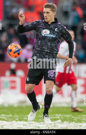 Koeln, Deutschland. 10 Dez, 2017. Nils PETERSEN (FR) mit Kugel, Einzelaktion mit Kugel, Aktion, Fussball 1. Bundesliga, 15. Spieltag, 1.FC Köln (K) - SC Freiburg (FR) 3:4, am 10.12.2017 in Köln/Deutschland. | Verwendung der weltweiten Kredit: dpa/Alamy leben Nachrichten Stockfoto