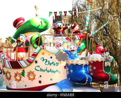 Montag. 11 Dez, 2007. 11. Dezember 2017, Urayasu, Japan - Disney Charakter Donald Duck und seine Familie auf dem Float während einer Parade für Weihnachten 'Disney Weihnachten Geschichten" auf der Tokyo Disneyland in Urayasu, Vorort von Tokio am Montag, 11. Dezember 2007. Disney Figuren durchgeführt als Teil der Christmas Show, die durch Weihnachten durchgeführt werden würde. Credit: Yoshio Tsunoda/LBA/Alamy leben Nachrichten Stockfoto