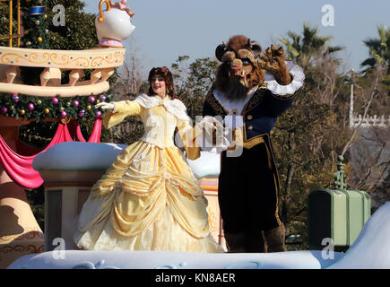 Montag. 11 Dez, 2007. 11. Dezember 2017, Urayasu, Japan - Disney Film "Die Schöne und das Biest' Zeichen Belle und Tier durchführen Auf dem Schwimmer während einer Parade für Weihnachten 'Disney Weihnachten Geschichten" auf der Tokyo Disneyland in Urayasu, Vorort von Tokio am Montag, 11. Dezember 2007. Disney Figuren durchgeführt als Teil der Christmas Show, die durch Weihnachten durchgeführt werden würde. Credit: Yoshio Tsunoda/LBA/Alamy leben Nachrichten Stockfoto