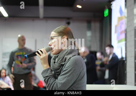 Nischni Nowgorod, Russland. 6 Dez, 2017. Russische TV host Ksenia Sobchak öffnet Ihre Kampagne Büro in Nischni Nowgorod, Russland, 6. Dezember 2017. Sobchak läuft als Kandidat bei den Präsidentschaftswahlen in Russland im kommenden Jahr. Quelle: Thomas Körbel/dpa/Alamy leben Nachrichten Stockfoto