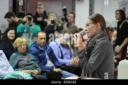 Nischni Nowgorod, Russland. 6 Dez, 2017. Russische TV host Ksenia Sobchak öffnet Ihre Kampagne Büro in Nischni Nowgorod, Russland, 6. Dezember 2017. Sobchak läuft als Kandidat bei den Präsidentschaftswahlen in Russland im kommenden Jahr. Quelle: Thomas Körbel/dpa/Alamy leben Nachrichten Stockfoto