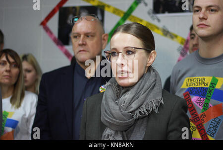 Nischni Nowgorod, Russland. 6 Dez, 2017. Russische TV host Ksenia Sobchak öffnet Ihre Kampagne Büro in Nischni Nowgorod, Russland, 6. Dezember 2017. Sobchak läuft als Kandidat bei den Präsidentschaftswahlen in Russland im kommenden Jahr. Quelle: Thomas Körbel/dpa/Alamy leben Nachrichten Stockfoto