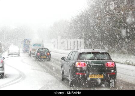 Hastings, East Sussex, Großbritannien. Dez. 2017. Wetter in Großbritannien: Verräterische Bedingungen auf der Straße, die heute Morgen in die Küstenstadt Hastings führt, wobei der starke Schneefall immer noch andauern wird. Eine gelbe Wetterwarnung wurde ausgegeben. Eine Straße mit Autos, die in starkem Schnee fahren. Fotowredit: Paul Lawrenson/Alamy Live News Stockfoto