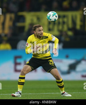 Dortmund, Deutschland. 9 Dez, 2017. Dortmunder Marcel Schmelzer in Aktion während der Bundesliga Fußball Spiel zwischen Borussia Dortmund und Werder Bremen am Signal Iduna Park, Dortmund, Deutschland, 9. Dezember 2017. Credit: Ina Faßbender/dpa/Alamy leben Nachrichten Stockfoto