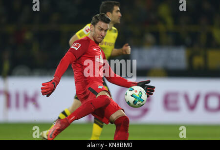 Dortmund, Deutschland. 9 Dez, 2017. Werder des Torwarts Jiri Pavlenka in Aktion während der Bundesliga Fußball Spiel zwischen Borussia Dortmund und Werder Bremen am Signal Iduna Park, Dortmund, Deutschland, 9. Dezember 2017. Credit: Ina Faßbender/dpa/Alamy leben Nachrichten Stockfoto