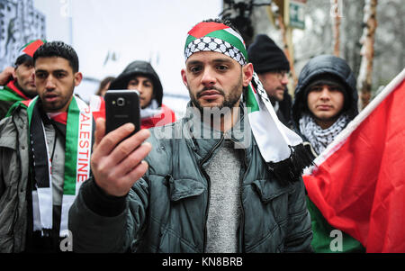 Brüssel, Bxl, Belgien. 11 Dez, 2017. Belgische Palästinenser Association (ABP) halten den Protest gegen den Besuch des israelischen Ministerpräsidenten Benyamin Netanyahou in Brüssel, Belgien am 11.12.2017 Netanyahou zu Europäischen Hauptquartier des Rates zu einem informellen Gespräch mit europäischen Außenminister angekommen. In diesem Monat US-Präsident Donald Trump Jerusalem leichter anerkannt als Hauptstadt von Israel von Wiktor Dabkowski Credit: Wiktor Dabkowski/ZUMA Draht/Alamy leben Nachrichten Stockfoto