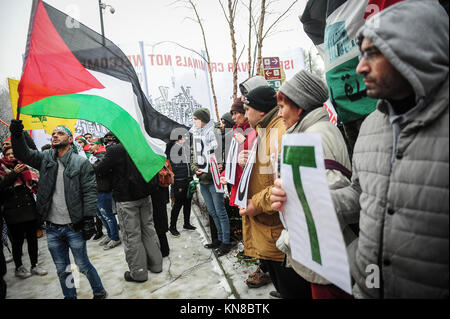 Brüssel, Belgien. 11 Dez, 2017. Belgische Palästinenser Association (ABP) halten den Protest gegen den Besuch des israelischen Ministerpräsidenten Benyamin Netanyahou in Brüssel, Belgien am 11.12.2017 Netanyahou zu Europäischen Hauptquartier des Rates zu einem informellen Gespräch mit europäischen Außenminister angekommen. In diesem Monat US-Präsident Donald Trump Jerusalem leichter anerkannt als Hauptstadt von Israel von Wiktor Dabkowski | Verwendung der weltweiten Kredit: dpa/Alamy leben Nachrichten Stockfoto