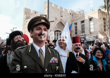 Jerusalem, Israel. 11. Dezember, 2017. Akteure reenact die historischen Ereignisse des 11. Dezember 1917, der Sieg der Britischen Empire über das Osmanische Reich markiert, wie General Edmund Allenby der Jerusalemer Altstadt zu Fuß durch das Jaffa Tor, dem ersten Christlichen eingetragen die Kontrolle über Jerusalem in 600 Jahren zu nehmen. David Lloyd George, Großbritannien PM, beschrieben die Erfassung als "ein Weihnachtsgeschenk für das britische Volk'. Credit: Nir Alon/Alamy leben Nachrichten Stockfoto