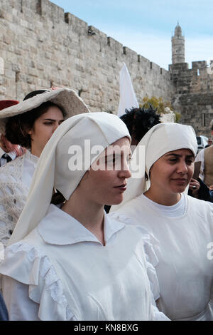 Jerusalem, Israel. 11. Dezember, 2017. Akteure reenact die historischen Ereignisse des 11. Dezember 1917, der Sieg der Britischen Empire über das Osmanische Reich markiert, wie General Edmund Allenby der Jerusalemer Altstadt zu Fuß durch das Jaffa Tor, dem ersten Christlichen eingetragen die Kontrolle über Jerusalem in 600 Jahren zu nehmen. David Lloyd George, Großbritannien PM, beschrieben die Erfassung als "ein Weihnachtsgeschenk für das britische Volk'. Credit: Nir Alon/Alamy leben Nachrichten Stockfoto