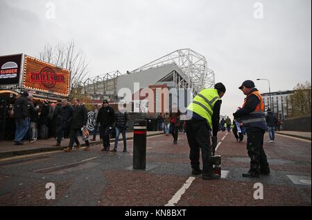 Manchester, Großbritannien. 10. Dezember, 2017. OLD TRAFFORD ANTI-LKW POLLER MANCHESTER UNITED FOOTBALL CLUB MANCHESTER UNITED FC V Manchester City FC Old Trafford, Manchester, England vom 10. Dezember 2017 GBB 5993 streng redaktionelle Verwendung. Wenn der Spieler/Spieler in diesem Bild dargestellt ist/Spielen für einen englischen Club oder das England National Team. Dann ist dieses Bild darf nur für redaktionelle Zwecke verwendet werden. Keine kommerzielle Nutzung. Credit: Allstar Bildarchiv/Alamy leben Nachrichten Stockfoto